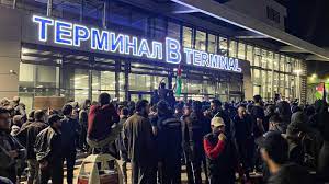 Rússia: aeroporto do Daguestão invadido por multidão anti-Israel, 60 detidos