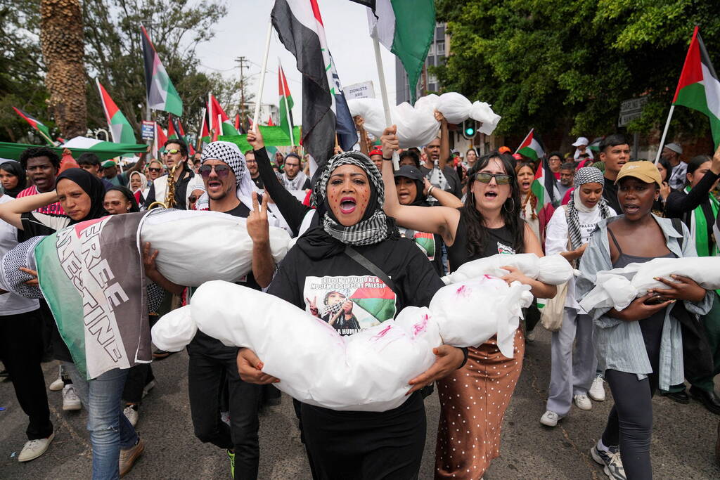 FILE PHOTO: Demonstrators carry fake bodies wrapped in cloth during a protest in support of Palestinians, as they march to the Cape Town City Hall, amid the ongoing conflict between Israel and Palestinian Islamist group Hamas, in Cape Town, South Africa November 1, 2023. REUTERS/Nic Bothma/File Photo