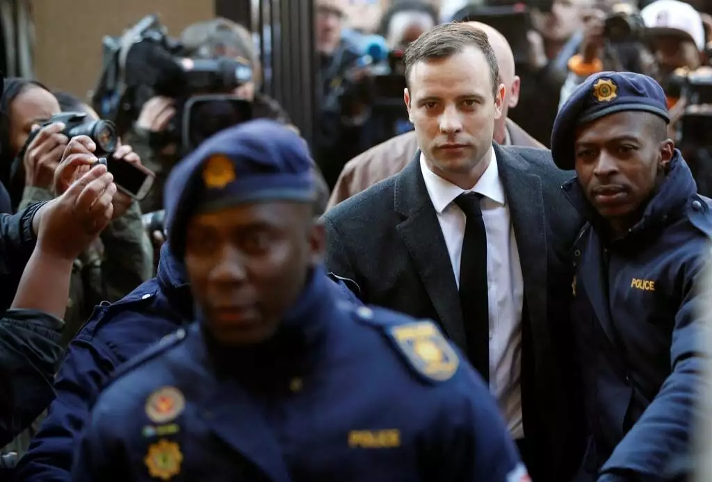 Desporto/Atletismo: Onze anos após o assassínio da sua namorada, Oscar Pistorius será libertado da prisão na sexta-feira
