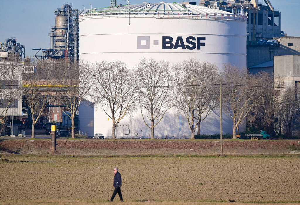 Ásia-Pacífico/China-Uigures: na sequência de revelações, a empresa alemã BASF anuncia o encerramento das suas instalações na região de Xinjiang