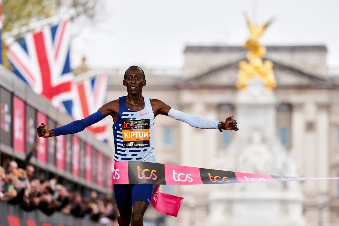 Desporto/Atletismo: O « incrível » Kelvin Kiptum estava a tentar fazer história na maratona antes da sua morte aos 24 anos