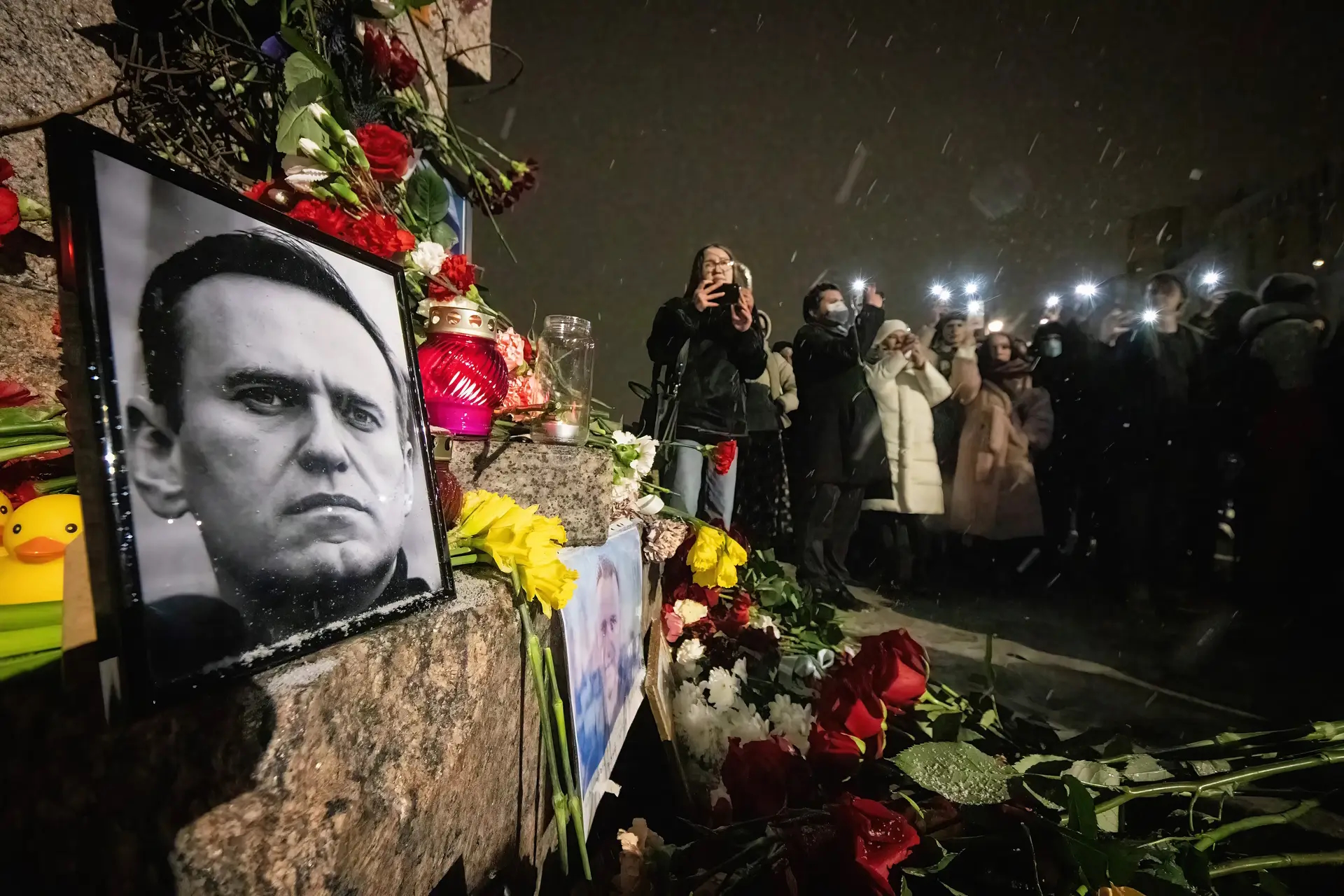 Internacional/Rússia: “Não tenho medo”: as homenagens a Alexeï Navalny continuam na Rússia três dias após o seu funeral