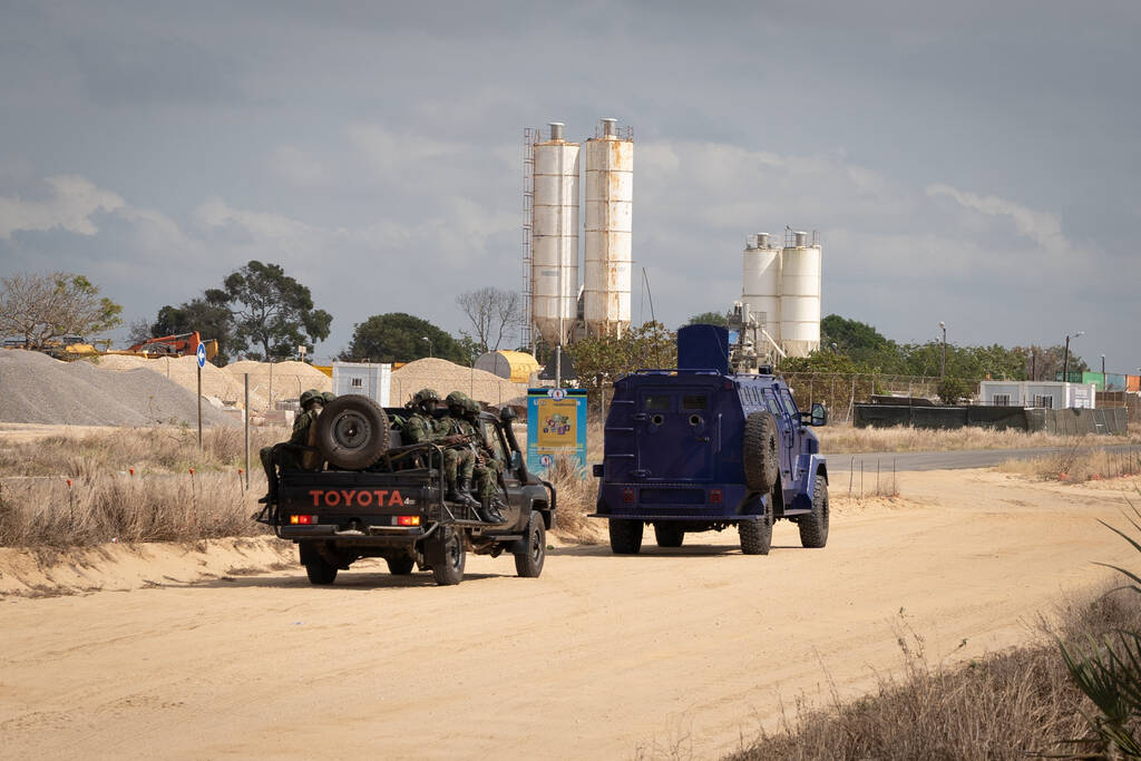Soldados ruandeses patrulham em Afungi, perto do complexo Total, Cabo Delgado, a 22 de setembro de 2021. Desde julho de 2021, um contingente de mil soldados e polícias ruandeses é destacado para Moçambique para combater os insurgentes que aterrorizavam as populações. As Forças de Defesa do Ruanda (RDF) declararam algumas vitórias, entre as quais a libertação de Mocimboia da Praia, ocupada pelos jihadistas durante quase um ano