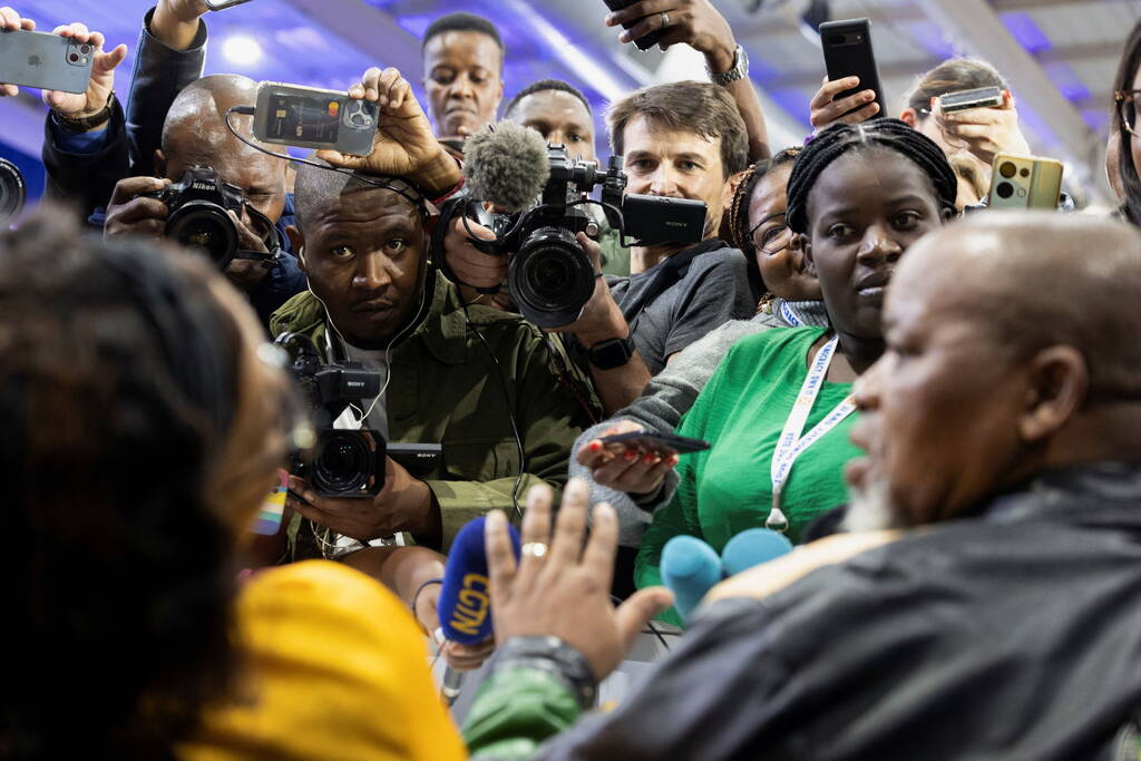 O Presidente Nacional do Congresso Nacional Africano, Gwede Mantashe, e Nomvula Paula Mokonyane, Secretária-Geral Adjunta do Congresso Nacional Africano (ANC), sentam-se na cabina do ANC, rodeados pelos meios de comunicação social, junto ao quadro de resultados, no Centro Nacional de Operações de Resultados do IEC, que funciona como um centro operacional onde são apresentados os resultados das eleições nacionais, em Midrand, África do Sul, a 1 de junho de 2024. REUTERS/Alet 