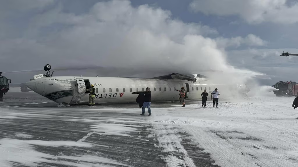 América do Norte/Canadá: Avião da Delta Airlines vira de cabeça para baixo durante aterrissagem em Toronto