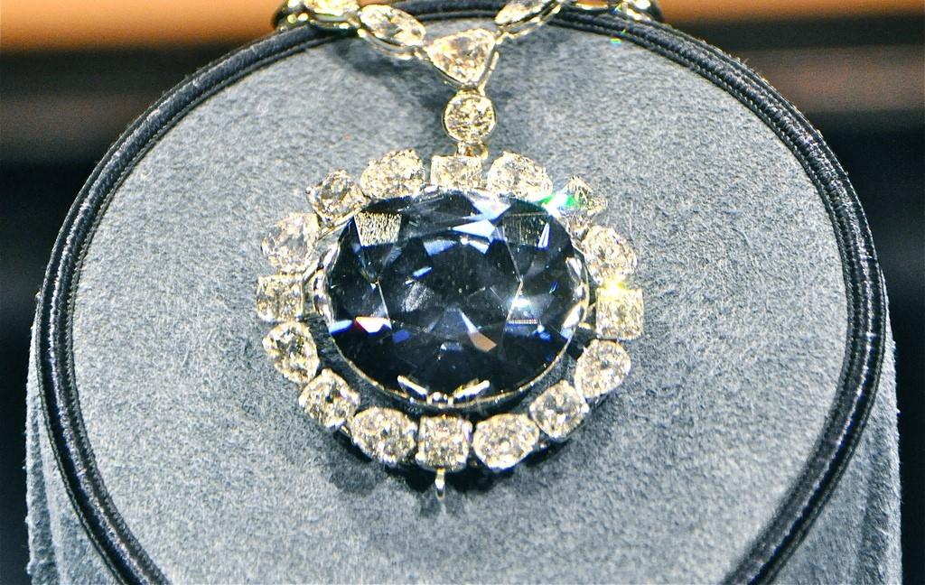 História/Lifestyle: Roubos, Conspirações e Reviravoltas, A Jornada do Diamante Azul da Coroa Francesa