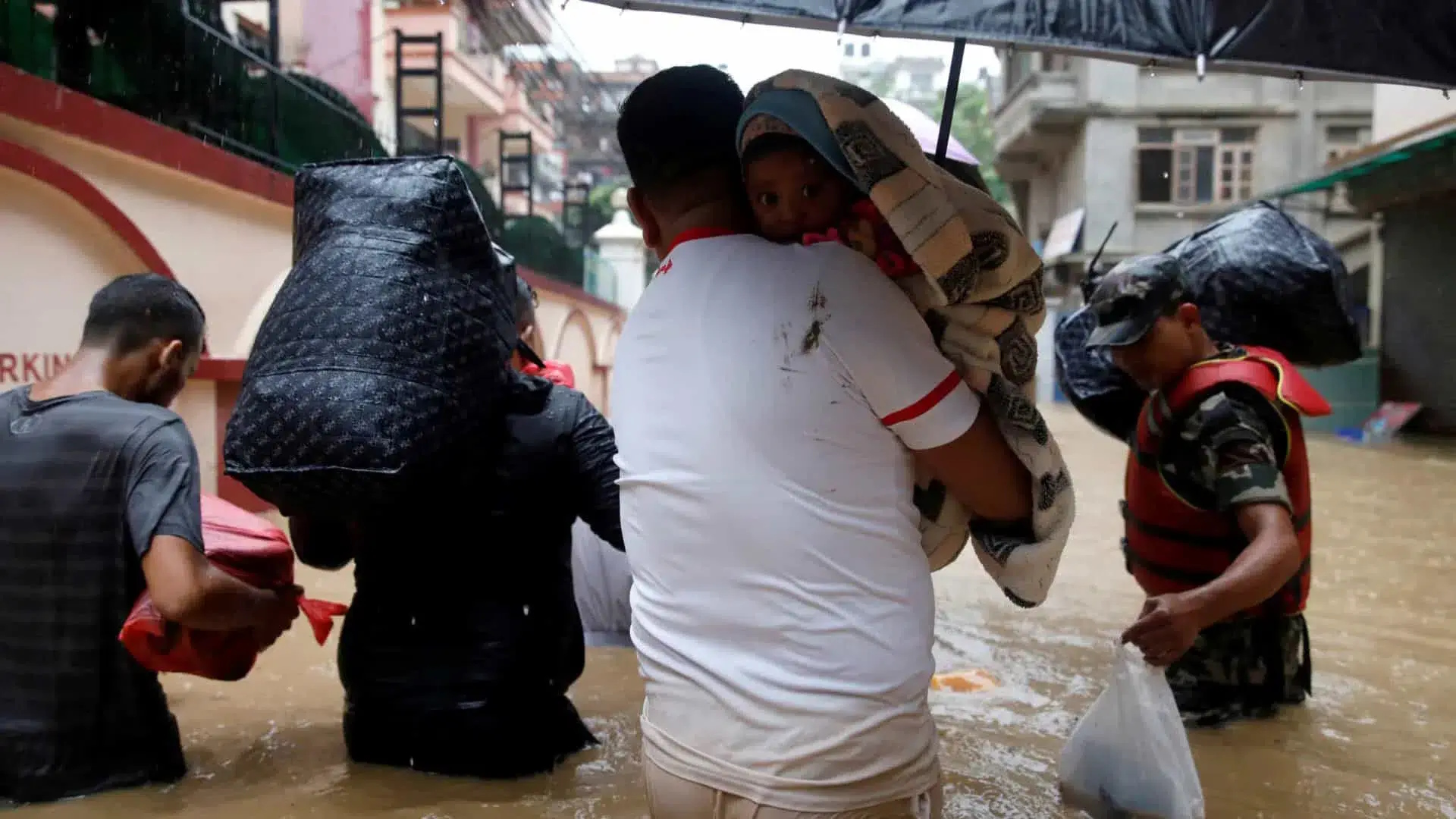 Internacional/Ásia: Inundações e Deslizamentos no Nordeste da Índia e Bangladesh Causam Mais de 34 Mortos e Deixam Milhares Isolados