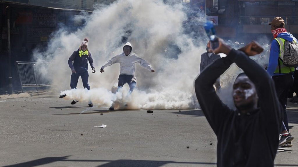 Internacional/África – Quénia sob escrutínio: Autoridade independente denuncia uso excessivo da força pela polícia durante protestos mortais