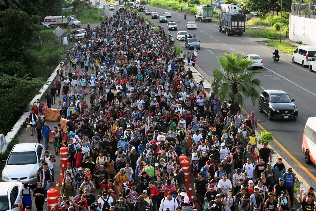Internacional/América do Sul: Migrantes deixam Tapachula escoltados pela polícia enquanto líder ativista é preso por tráfico humano