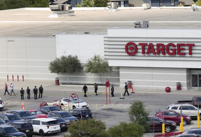 Internacional/América do Norte:   Atirador mata 3, incluindo criança, fora de Target no Texas e aterroriza cidade em fuga caótica