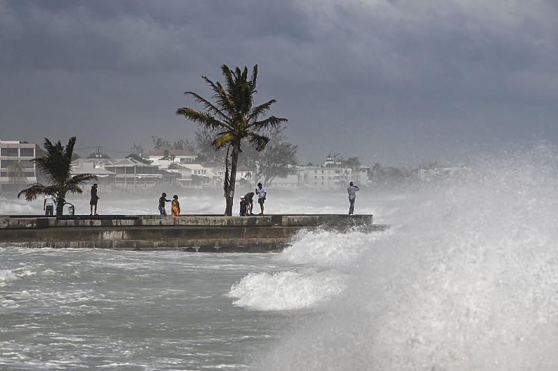 Internacional/América do Sul: Tempestade Tropical Imelda avança para furacão enquanto Humberto permanece perigoso no Atlântico