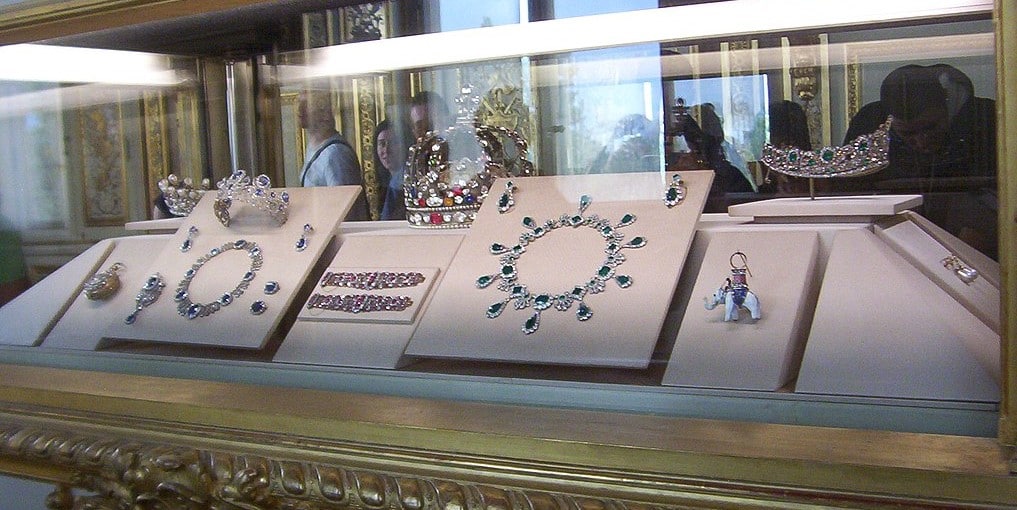 Internacional/Europa: Roubo no Louvre, Paris em Choque Após Furto de Joias da Coroa Francesa